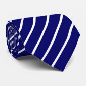 白のストライプが付いている濃紺のタイ ネクタイ (ロール)