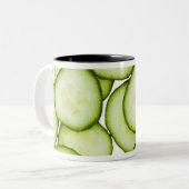 白のスライスされたきゅうりの完全なフレーム、 ツートーンマグカップ (正面左)