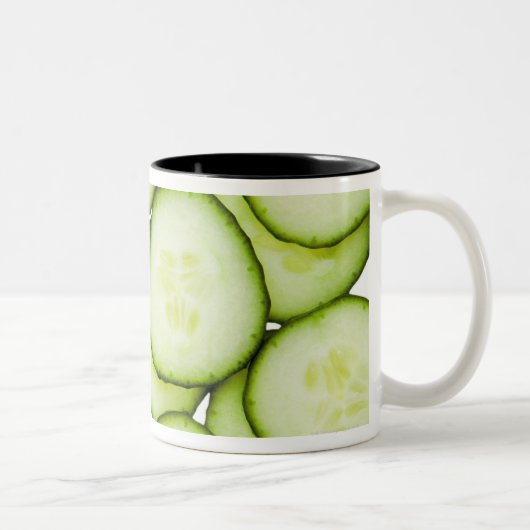 白のスライスされたきゅうりの完全なフレーム、 ツートーンマグカップ (右)
