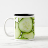 白のスライスされたきゅうりの完全なフレーム、 ツートーンマグカップ (左)