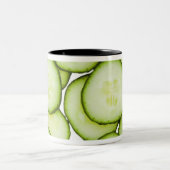 白のスライスされたきゅうりの完全なフレーム、 ツートーンマグカップ (中央)
