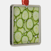 白のスライスされたきゅうりの完全なフレーム、 メタルオーナメント (右)