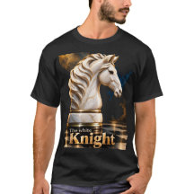 白のナイト、黒のTシャツ