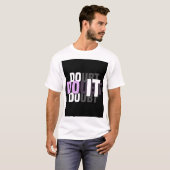 白のハーフスリーブ「DOUBT」グラフィックTシャツ Tシャツ (正面フル)
