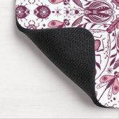 白のバグ、濃いマゼンタ、ピンク マウスパッド (コーナー)