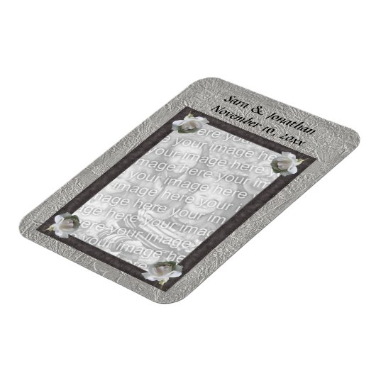 白のバラのフォトフレームパーソナライズされた結婚ズ マグネット (左側)