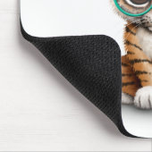 白のベビーの虎の子かわいい身に着けているガラス マウスパッド (コーナー)