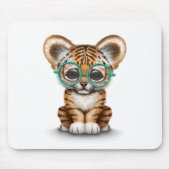 白のベビーの虎の子かわいい身に着けているガラス マウスパッド (正面)