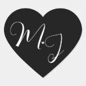 白のモノグラムテキスト付き黒の結婚式ラベル ハートシール (正面)