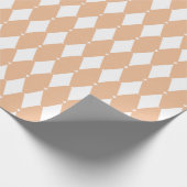 白の上のピンクのダイヤモンドのシェイプ ラッピングペーパー (角)