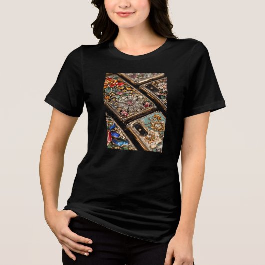 白の半袖の女性の携帯電話 トライブレンドTシャツ (正面)