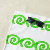 白の明るい緑のらせん状パターン ビーチタオル (インサイチュ)