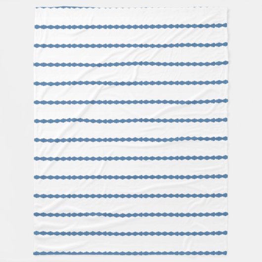 白の暗いWedgewoodの青の帆立貝 フリースブランケット (正面)