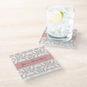 白の淡い色のなパステル調のピンクおよび灰色のアラベスク ガラスコースター (アングル)