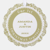 白の私たちの最初のクリスマス一緒に金ゴールドリース- オーナメントカード (正面)