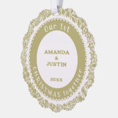 白の私たちの最初のクリスマス一緒に金ゴールドリース- オーナメントカード (左)