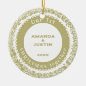 白の私たちの最初のクリスマス一緒に金ゴールドリース- セラミックオーナメント (正面)