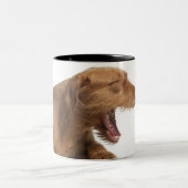 白の背部地面の前にあくびをするVizsla ツートーンマグカップ (中央)