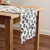 白の黒いスカルを搭載するパターン ショートテーブルランナー (インサイチュ)