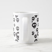 白の黒いスカルを搭載するパターン ジャンボコーヒーマグカップ (裏面)