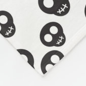 白の黒いスカルを搭載するパターン フリースブランケット (角)
