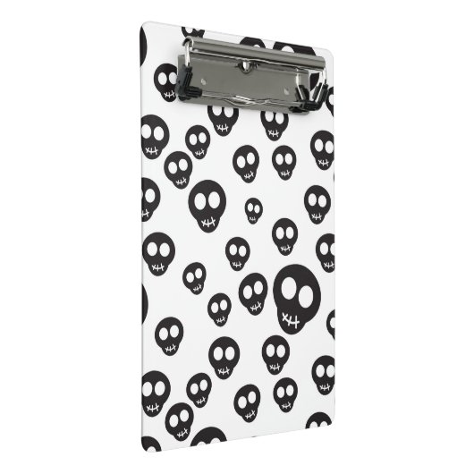 白の黒いスカルを搭載するパターン ミニクリップボード (アングル)