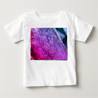 白のTシャツに映える鮮やかな抽象アート ベビーTシャツ
