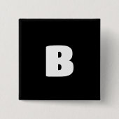 白はっきりしたイニシャルオン黒 缶バッジ (正面)