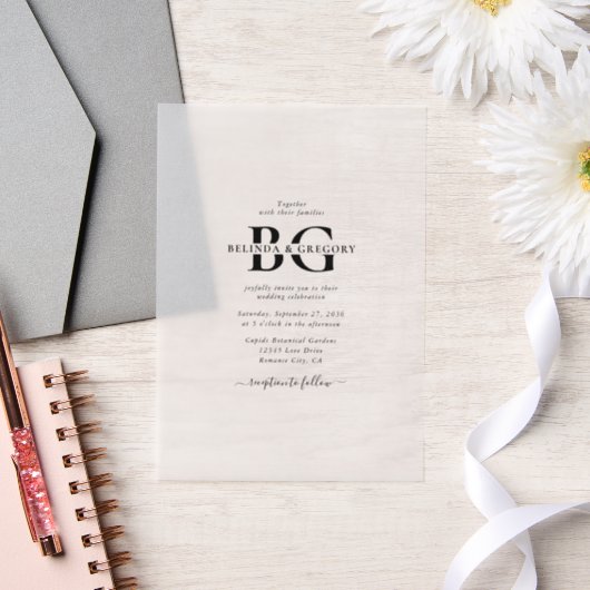 白エレガントと黒のモノグラムイニシャル結婚ズ ベラム紙招待状 (ウェディング)