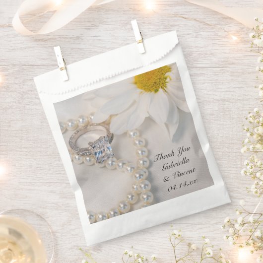 白エレガントデイジー結婚の感謝 フェイバーバッグ (クリップ留めされた状態)