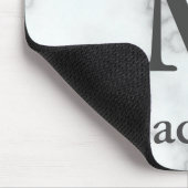 白エレガントフェイク大理石グレー名とモノグラム マウスパッド (コーナー)