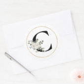 白エレガントフローラモノグラム文字Cオン白 ラウンドシール (封筒)