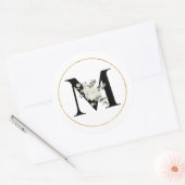 白エレガントフローラモノグラム文字Mオン白 ラウンドシール (封筒)