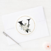 白エレガントフローラモノグラム文字Vオン白 ラウンドシール (封筒)