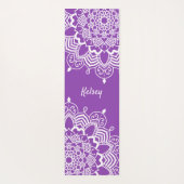 白エレガントモノグラムの紫マンダラパターン ヨガマット (裏面)