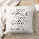白エレガント人脚本モノグラカスタムム クッション<br><div class="desc">幸せエレガントなカップルや新婚のカップルのための四角いアクセント枕は、姓と共に行うことができる文字モノグラムのとソフトブラックのスクリプカスタムトMr.とMrsデザインを備えパーソナライズされたて結婚したいる。白い背景色は家カスタマイズやベッドルームのデコールカラーに合わせて調整できる。</div>