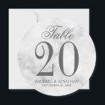 白エレガント大理石結婚の円卓番号 招待状<br><div class="desc">エレガントなウェディングラウンドテーブル番号カードは、白い大理石の背景にグレーのセリフのフォントスタイルでエレガント、大きなテーブル番号と結婚の詳細を持つ灰色のスクリプトフォントスタイルのタイトル"Table"を備えている。また、ブライダルシャワー、誕生日パーティー、レストラン、特別な機会のパーティーやイベントに最適。</div>