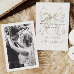 白エレガント弓の写真で日付を保存 セーブザデート<br><div class="desc">"我々は結び目"結婚式は、白い弓デザインと手書きのスクリプトのフォントと日付の招エレガント待を保存している。写真を背面に追加して個人用touchを作成。</div>