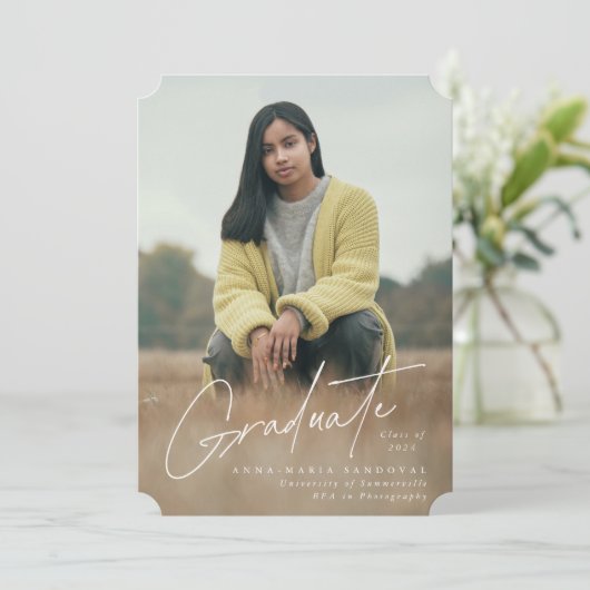 白エレガント手書きフォント2写真卒業 案内状 (スタンド正面)