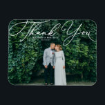 白エレガント手書き写結婚真 マグネット<br><div class="desc">祝感謝していカスタマイズ可能な写真で愛と感謝の意を結婚表現できる！このユニーク記念の品は、愛する人に特別な日を思い出させ表現るのに最適ですが、思い出に感謝してい残る方法で。白い台本エレガントが特徴。写真と詳細を追加してパーソナライズこの写真感謝していは他のカードの株式で利用可能。感謝のノートを写真のパーソナライズされたあなたのマ結婚グネットと思い出感謝していせるよ。今日あなたの愛する人々に冷蔵庫のために到達するたびに特別な日の喜びを覚えさせなさい！</div>