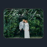 白エレガント手書き写結婚真 マグネット<br><div class="desc">祝感謝していカスタマイズ可能な写真で愛と感謝の意を結婚表現できる！このユニーク記念の品は、愛する人に特別な日を思い出させ表現るのに最適ですが、思い出に感謝してい残る方法で。白い台本エレガントが特徴。写真と詳細を追加してパーソナライズこの写真感謝していは他のカードの株式で利用可能。感謝のノートを写真のパーソナライズされたあなたのマ結婚グネットと思い出感謝していせるよ。今日あなたの愛する人々に冷蔵庫のために到達するたびに特別な日の喜びを覚えさせなさい！</div>