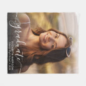 白エレガント文字フォトオーバーレイ卒業 フリースブランケット (正面(横))