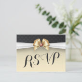 白エレガント金ゴールドリボンレッドダイヤモンドウェディングRSVP インビテーションポストカード (スタンド正面)