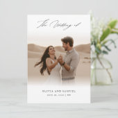 白エレガント黒スクリプトオーバーレイ結婚写真 招待状 (スタンド正面)