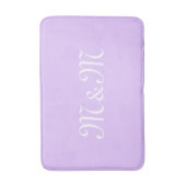 白カスタマイズイニシャル付きラベンダー バスマット (正面縦)