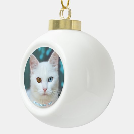白カスタム猫の写真と編集可能文字 セラミックボールオーナメント (右)