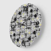 白カモミールの花オン白黒市松模様にb ラージ壁時計 (傾斜)