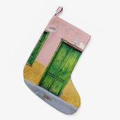 白コンクリート壁上緑木戸 スモールクリスマスストッキング (正面 (吊り時))