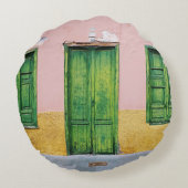 白コンクリート壁上緑木戸 ラウンドクッション (裏面)