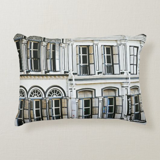 白コンクリート建物昼間時 アクセントクッション (正面)